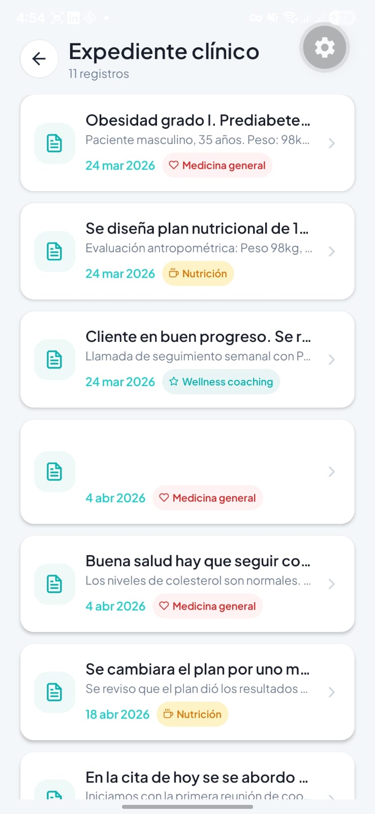 Lista del expediente clínico con seis registros recientes etiquetados por especialidad