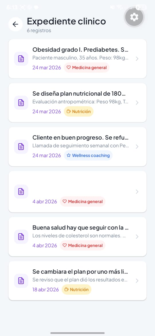 Lista del expediente clínico con seis registros recientes etiquetados por especialidad